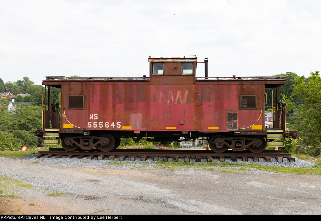 Retired NS caboose